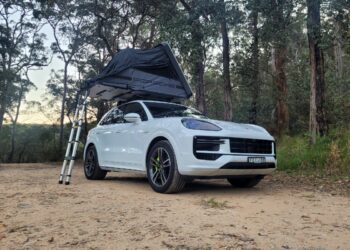 Porsche Cayenne E-Hybrid with roof top tent