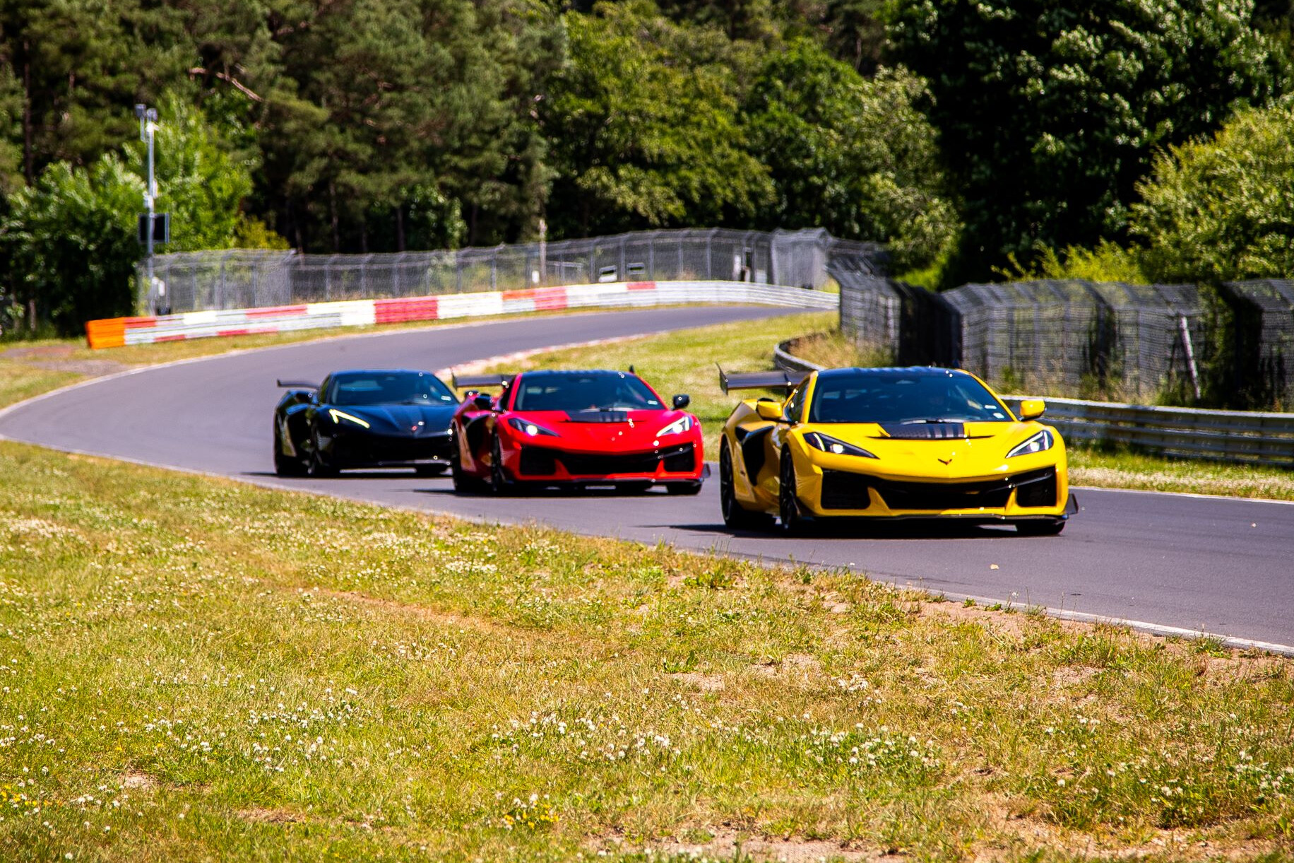 Chevrolet Corvette ZR1X (yellow), ZR1 (red), Z06 (black)